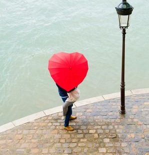 couple sous un parapluie en forme de coeur